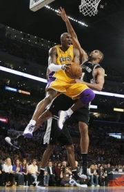 Kobe Bryant v souboji pod ko&scaron;em soupeře